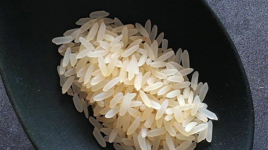 Пропаренный рис в емкости