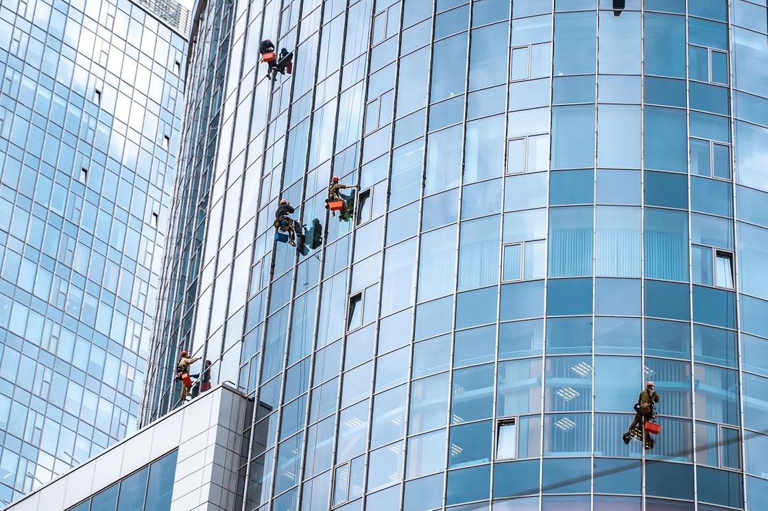 Промышленные альпинисты моют окна