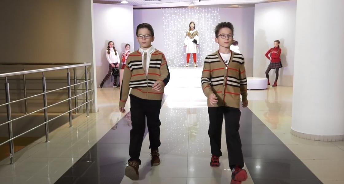 Мальчики-подростки демонстрируют на подиуме одежду