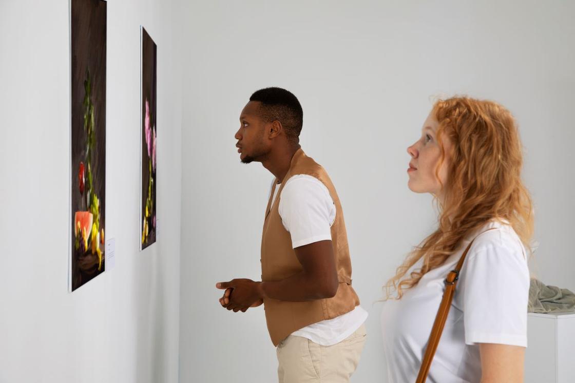 Девушка и парень на выставке картин