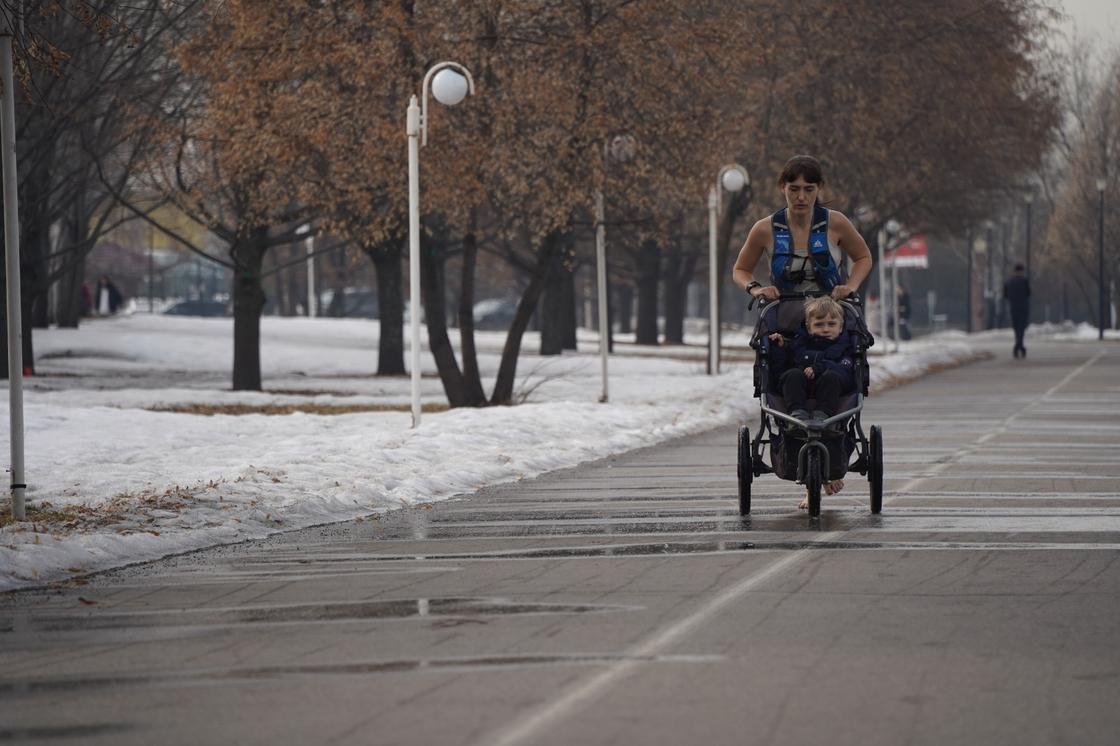Девушка бежит с коляской босиком