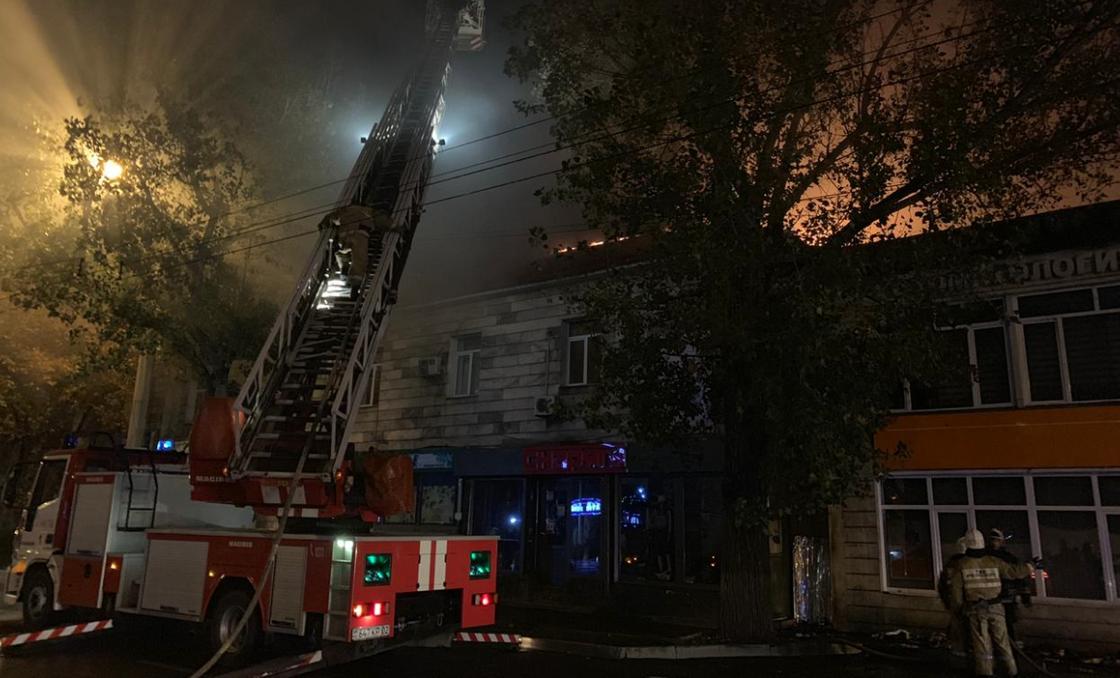 Более 60 человек тушили пожар в Алматы (фото)