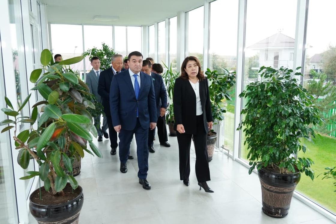 Люди идут по коридору