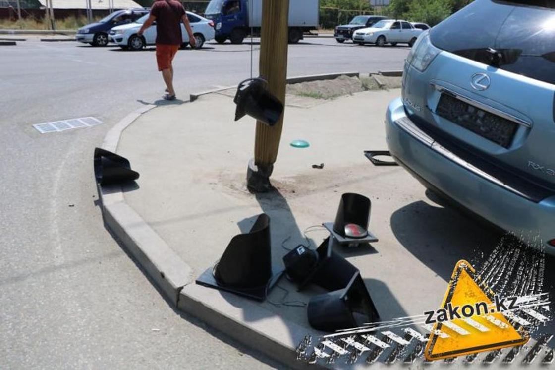 Снесли столбы и оборвали провода: двойное ДТП произошло в Алматы (фото, видео)