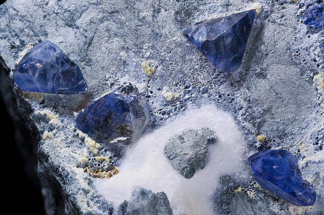 Синие минералы в породе
