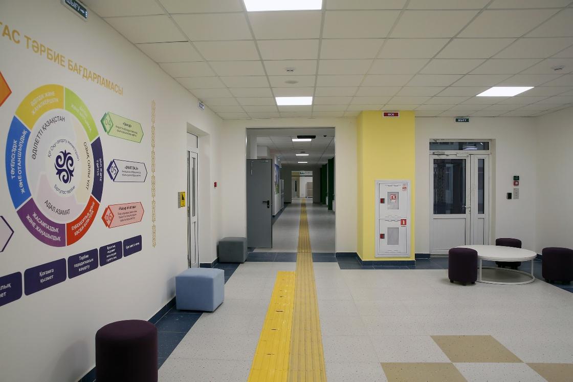 Школьный коридор