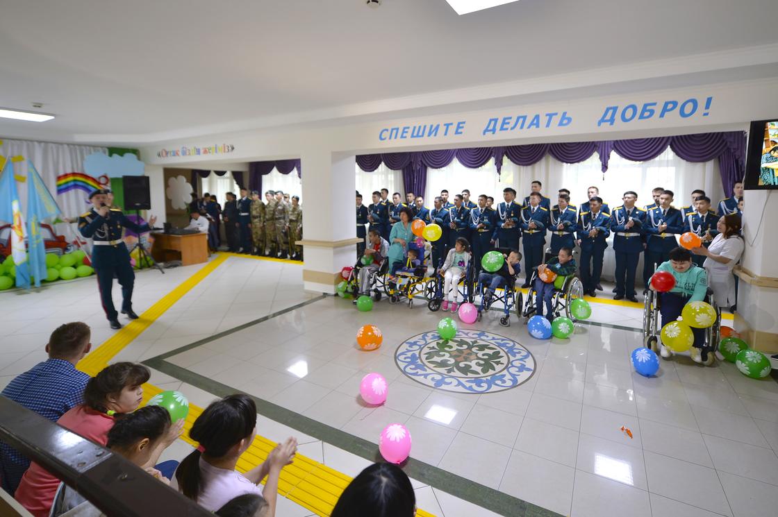 Благотворительную акцию провели выпускники республиканской военной школы «Жас улан»