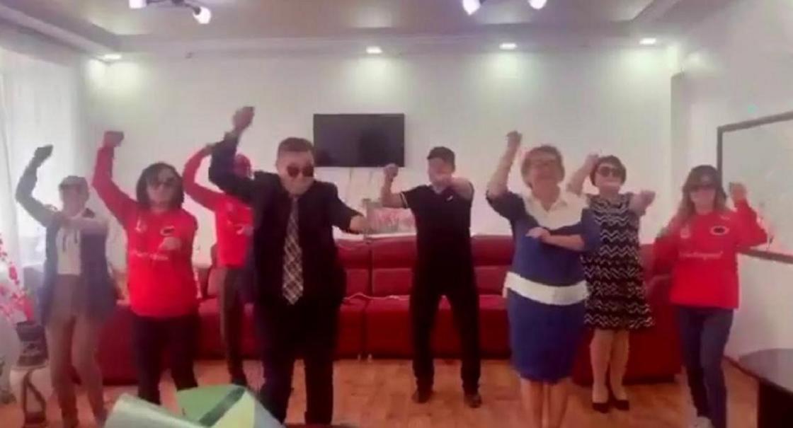 Пытавшийся поднять настроение населению танцами аким наказан в Карагандинской области