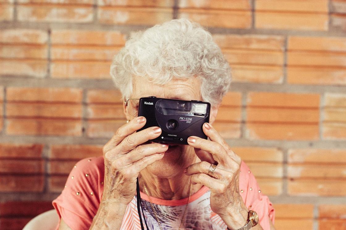 Бабушка фотографирует