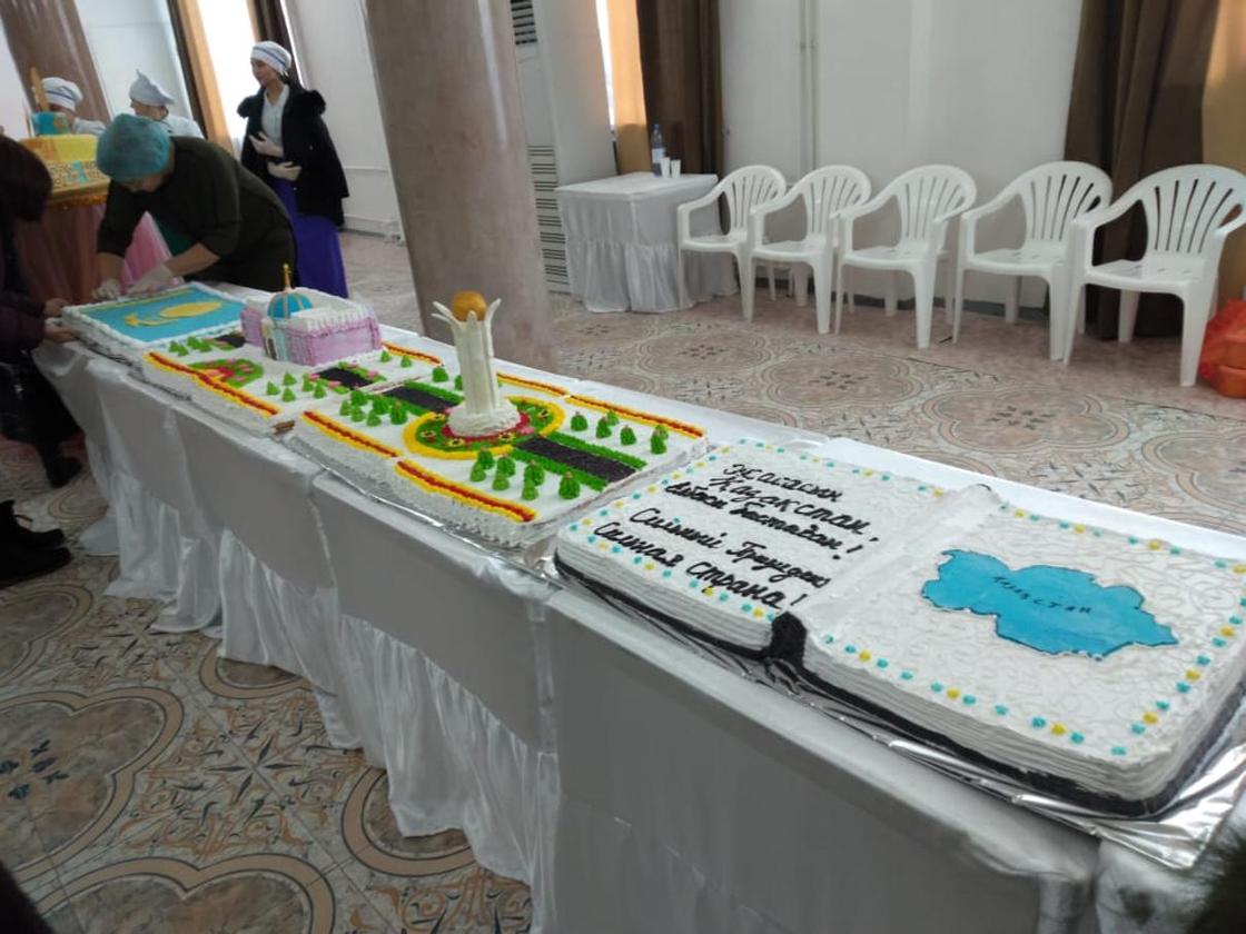 Четырехметровый торт испекли в честь праздника в Балхаше (фото)