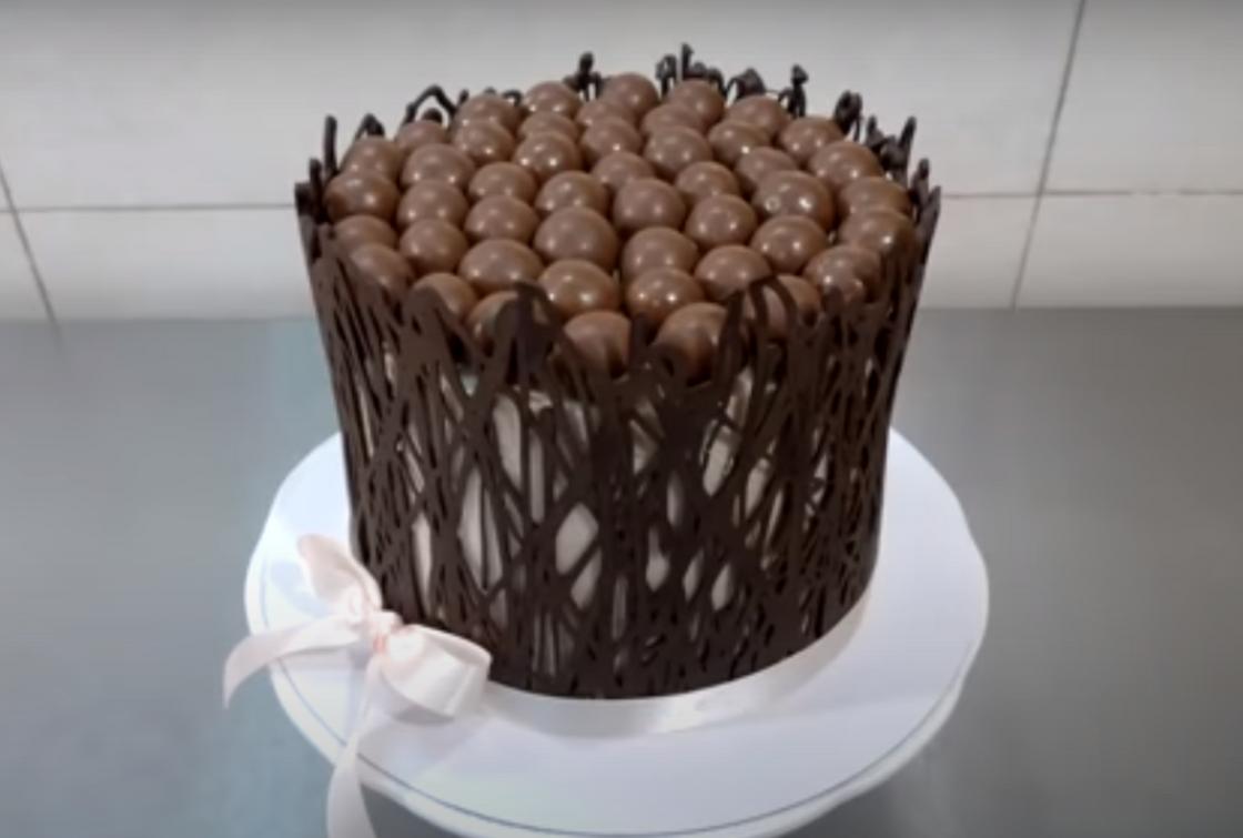 Торт с шоколадным ажуром и конфетами