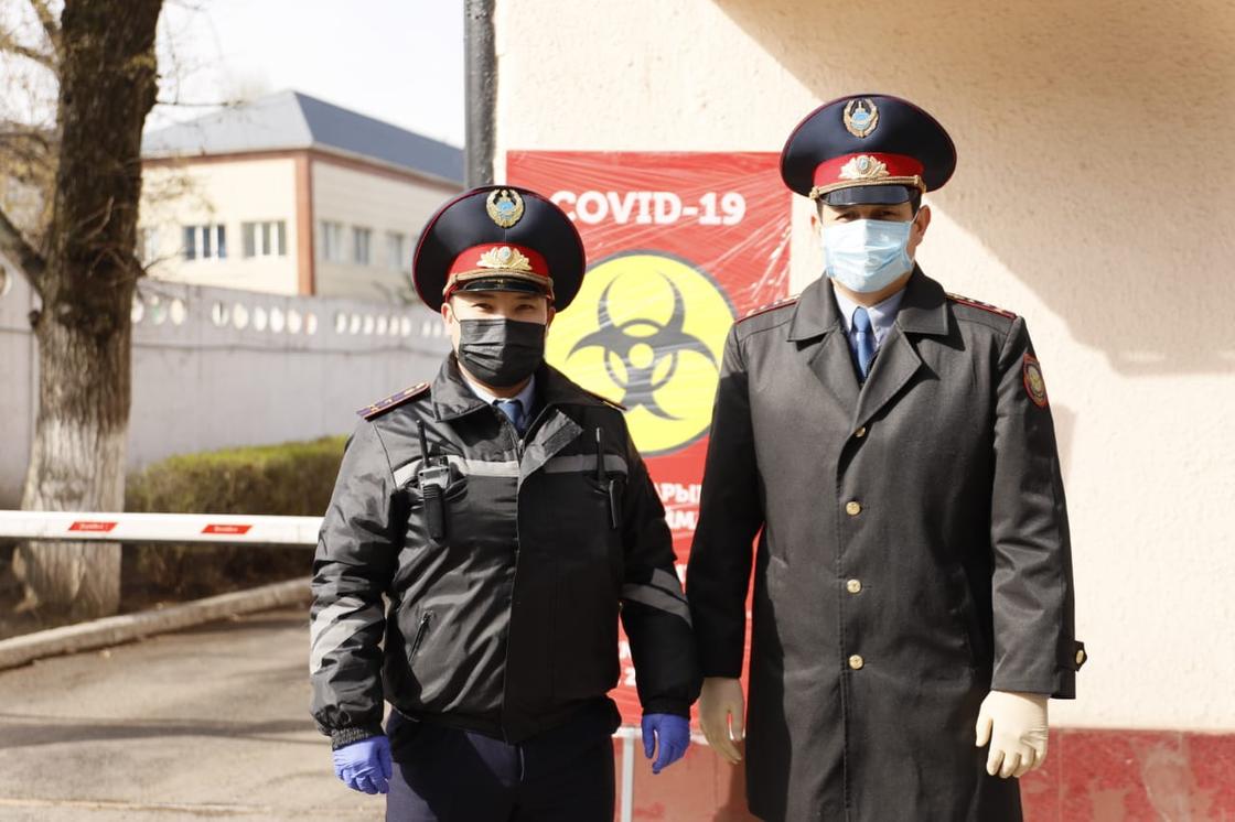 Полицейский рассказал о службе на посту возле инфекционной больницы Алматы