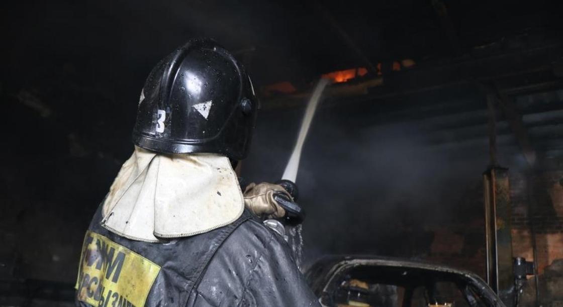 Ангар с машинами сгорел в Петропавловске
