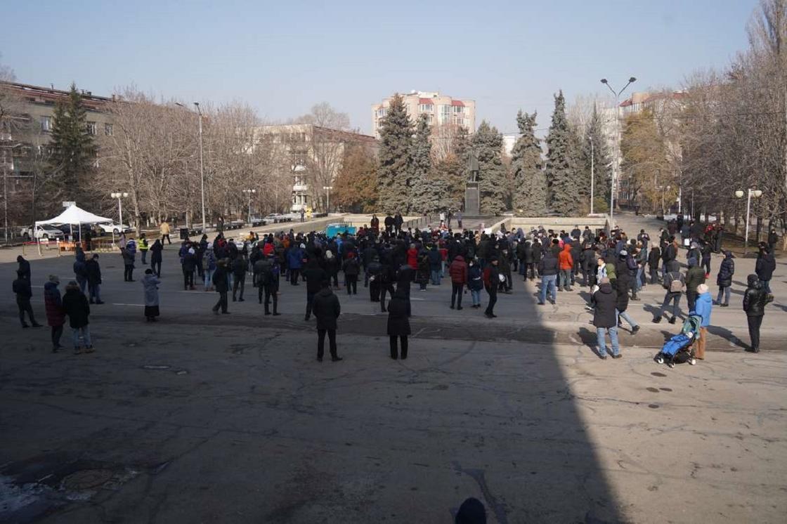 Митинг в алматы. Мирный митинг. Мирный митинг фото. Люди Луганска Мирный пикет. Митинг в Алматы сегодня.