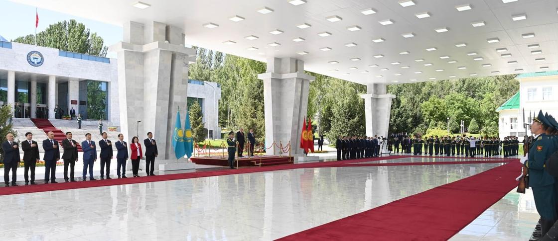 Қасым-Жомарт Тоқаевты Қырғызстан президенті қалай қарсы алды