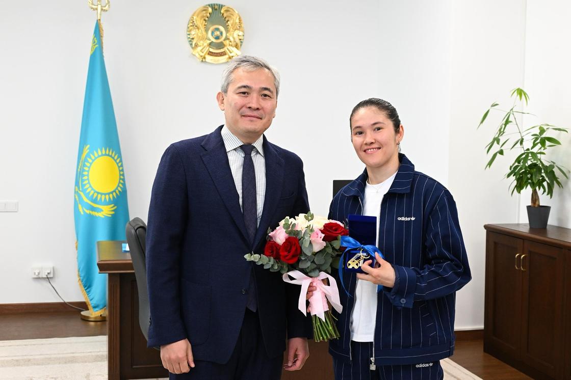 Жаңа пәтердің кілтін алған Назым Қызайбай Жаңа пәтердің кілтін алған Назым Қызайбай
