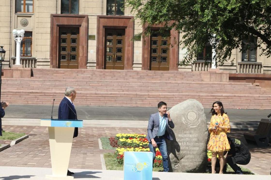 Нурсултан Назарбаев заложил капсулу времени в Алматы (фото)