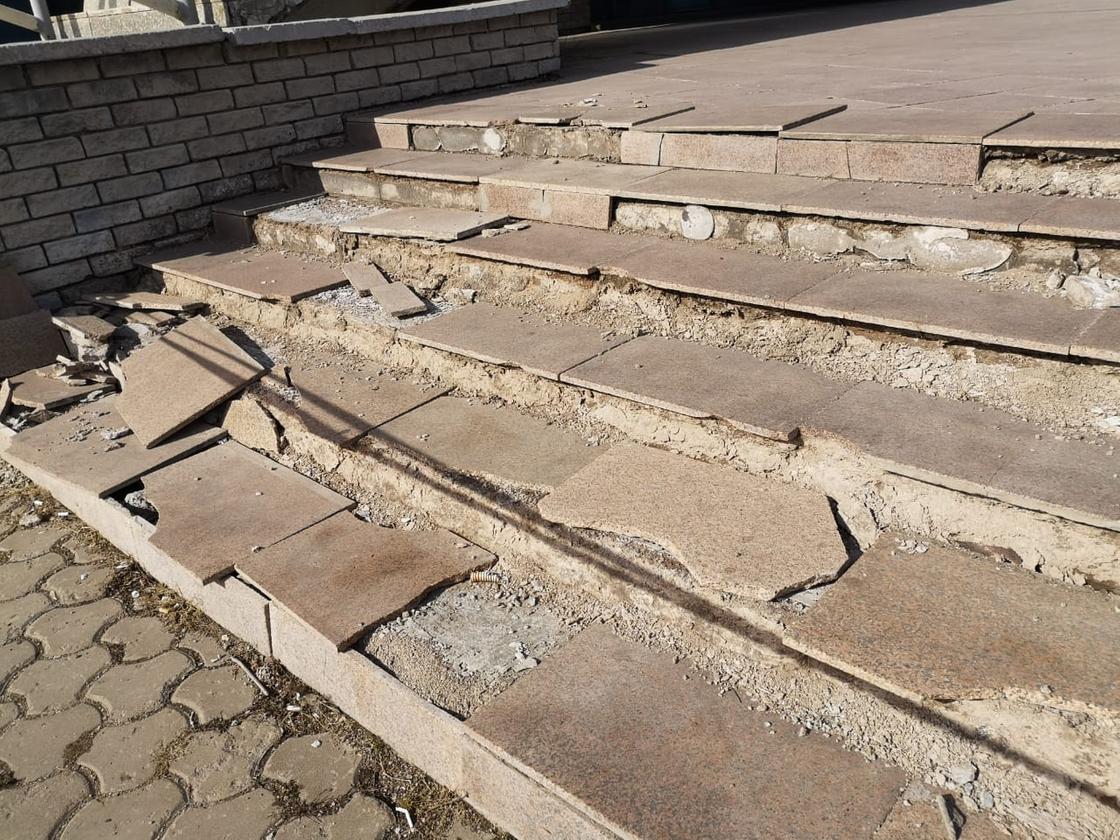 «Что творится»: построенный по инициативе Назарбаева дворец спорта на грани аварии