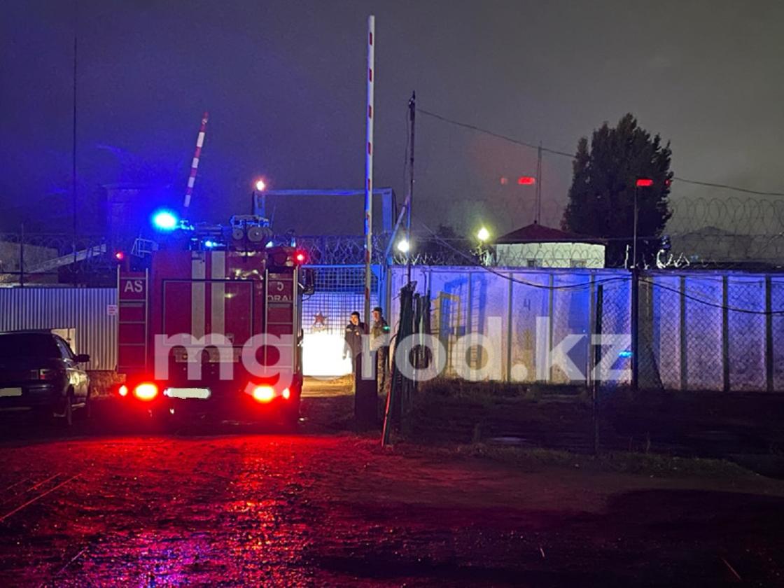 Пожарная машина въезжает на территорию колонии в Уральске