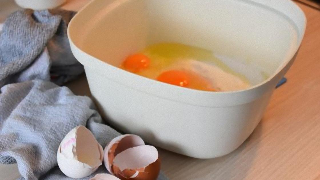 Яичная скорлупа и яйца в глубокой миске