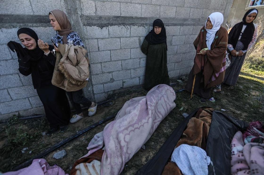 Палестинцы оплакивают погибших родственников в Газе