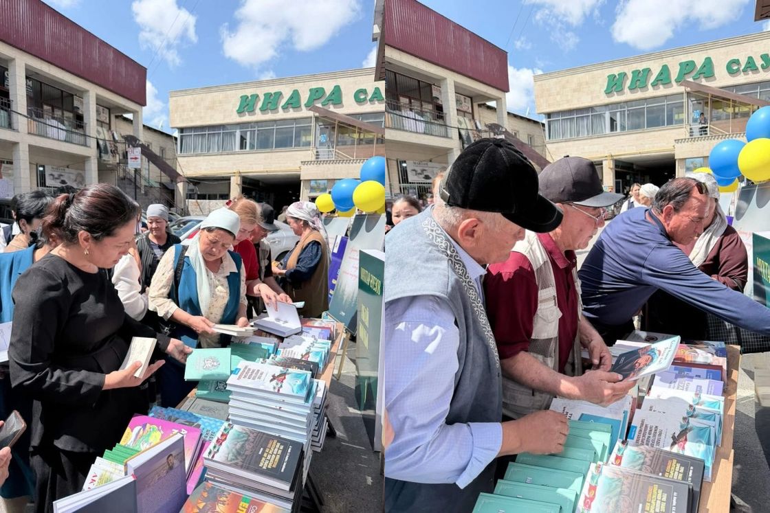 Раздача книг в Туркестане в честь Национального дня книги