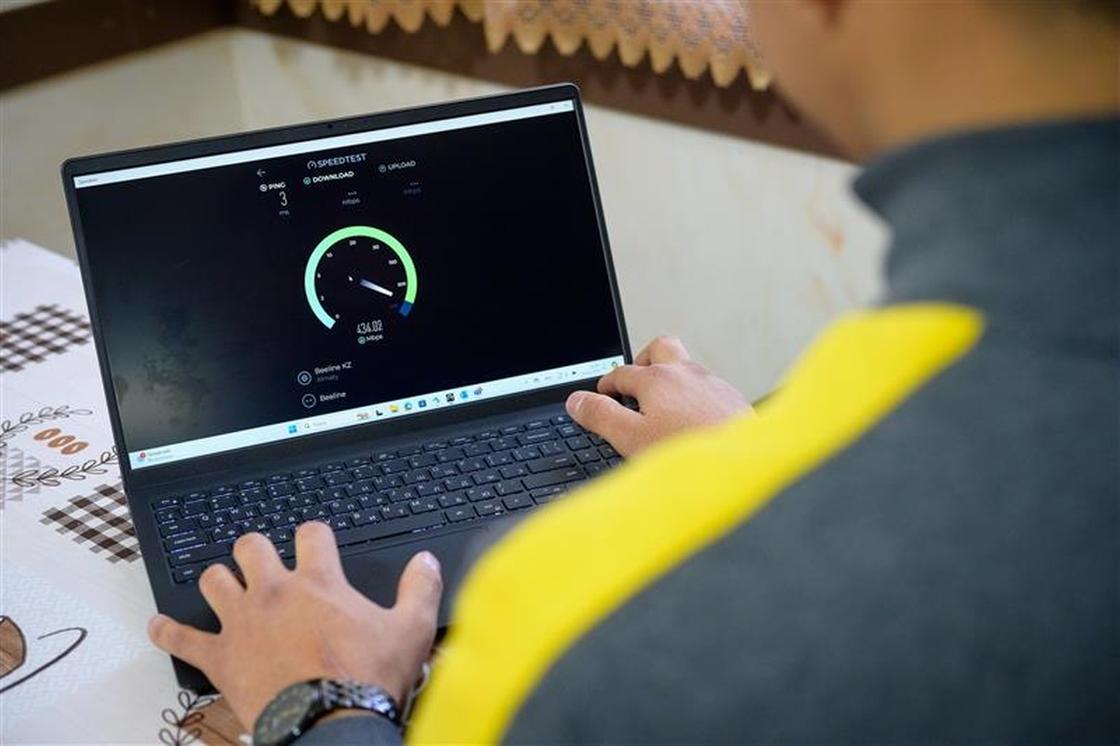 Мужчина з ноутбуком