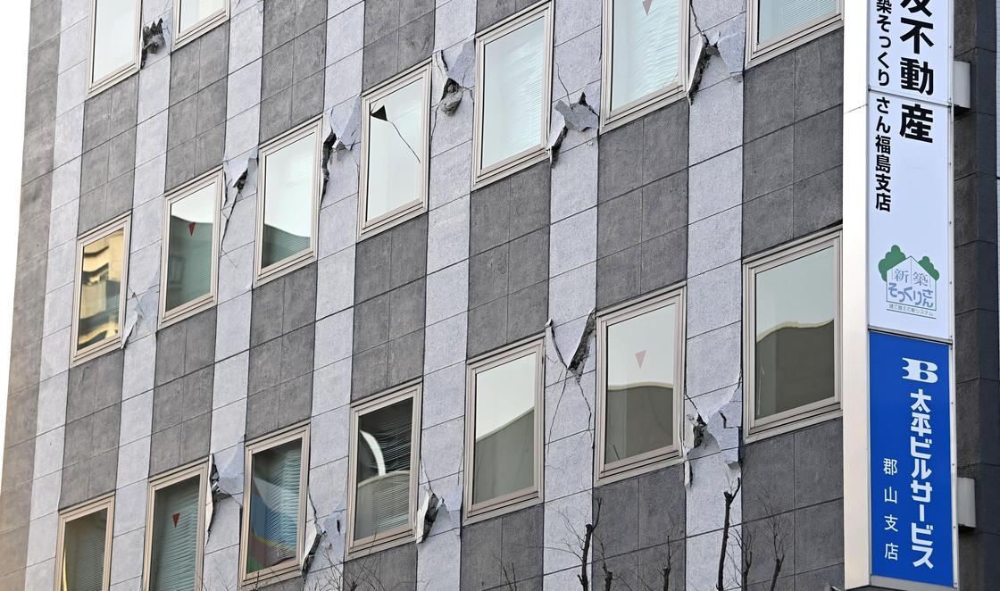 Трещины в здании после землетрясения