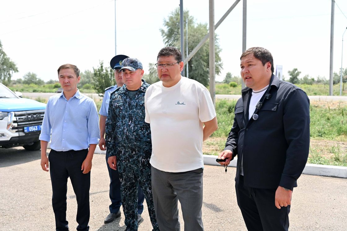 Берик Уәли осматривает побережье озера Алаколь