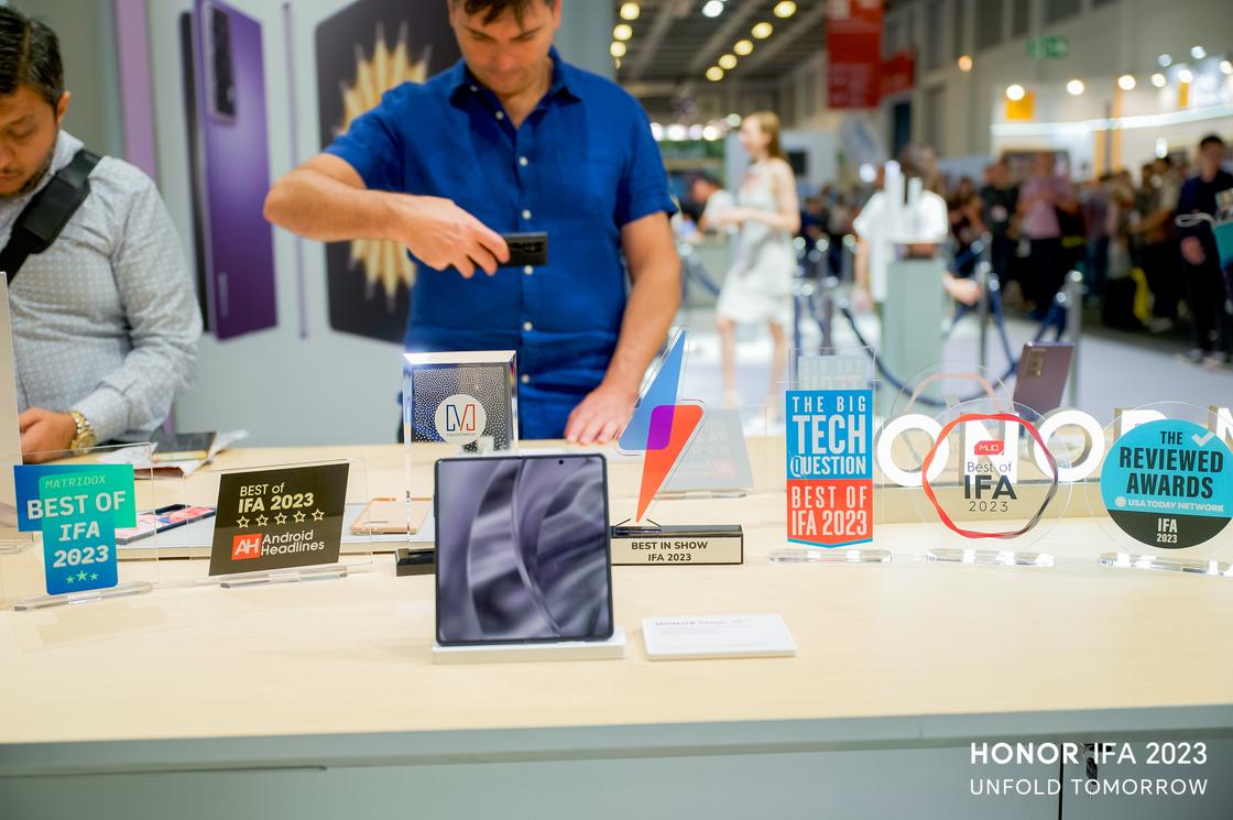 Складной смартфон HONOR Magic V2 на выставке IFA 2023