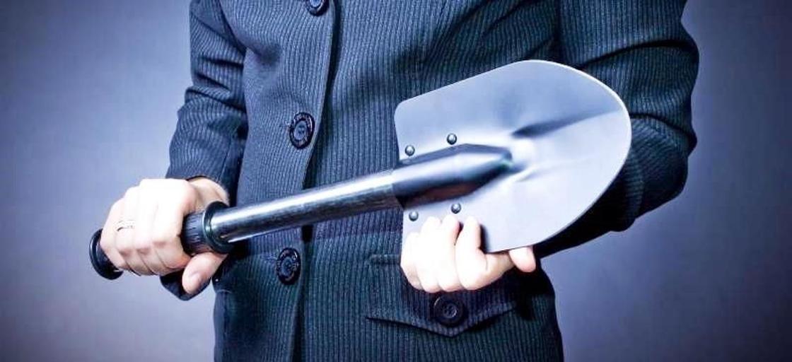 Хотел убить лопатой и ножом: бывшего мужа учительницы арестовали в Жезказгане