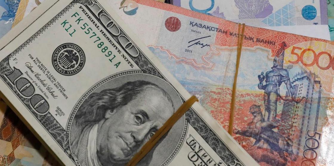Доллар подешевел почти на 5 тенге в Казахстане
