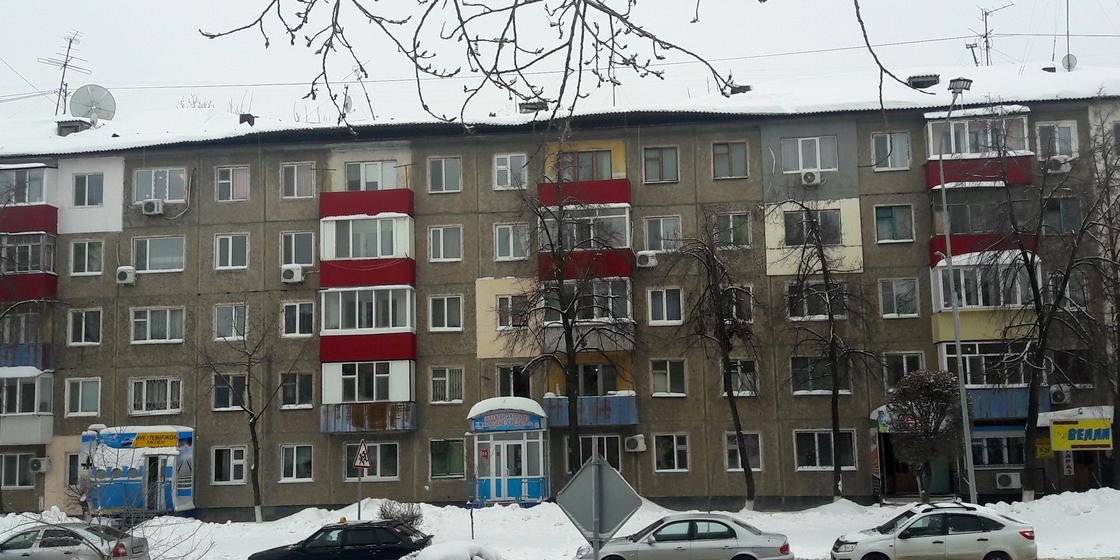 Крыша многоэтажного дома обрушилась в Уральске из-за снега
