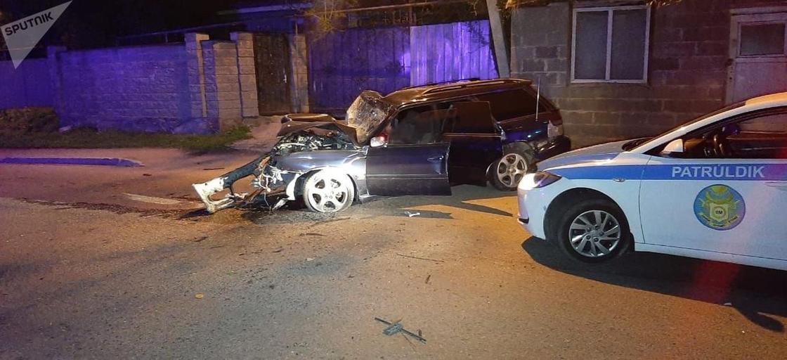 Один погиб и двое пострадали в жуткой аварии в Алматы (фото)
