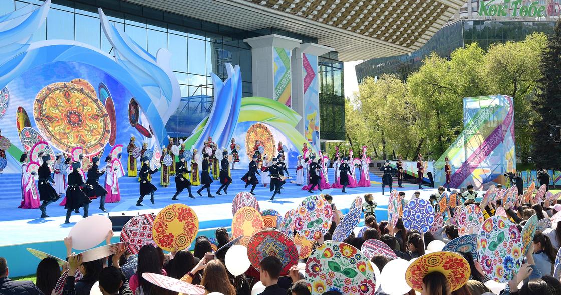 Токаев принял участие в праздновании Дня единства народа Казахстана