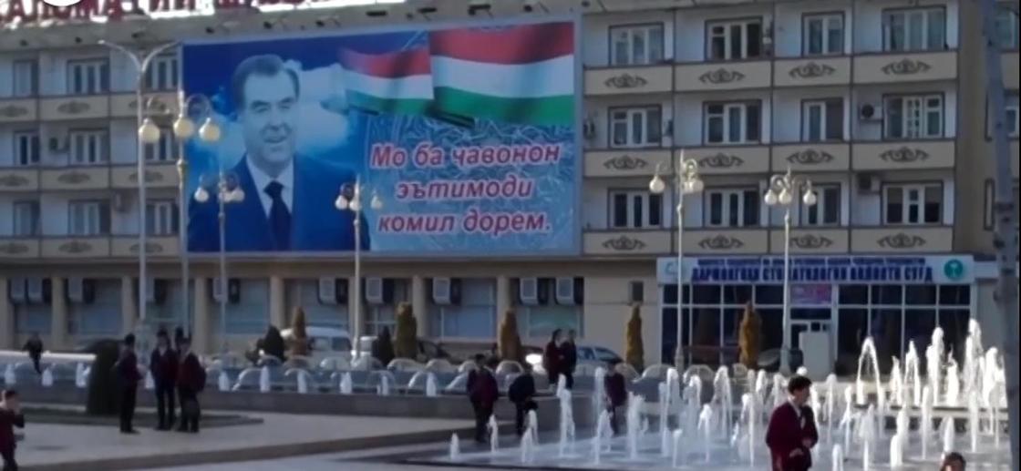 "Ни света, ни воздуха": баннер с президентом год мешает жить людям в Таджикистане