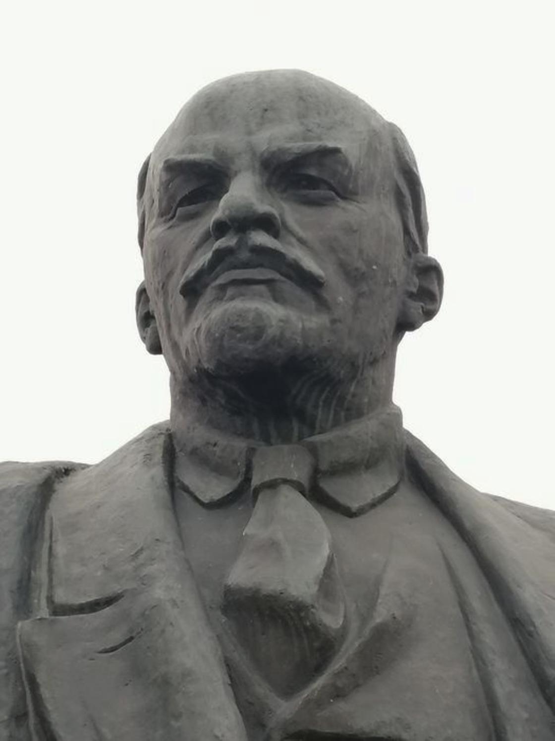 Памятник Ленину крупным планом