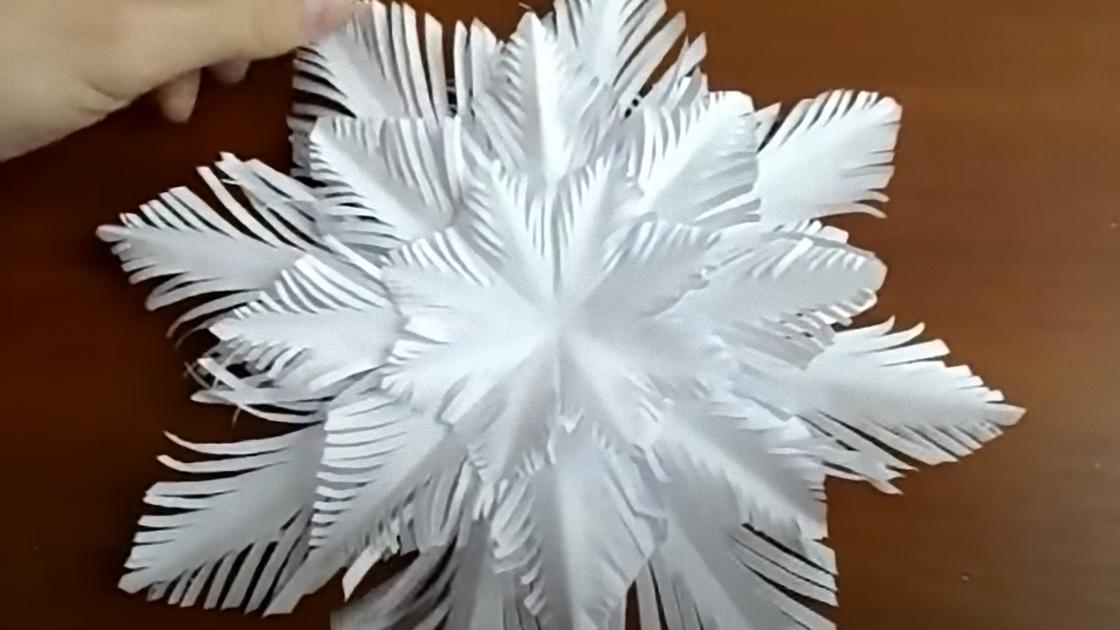 Белая объемная снежинка из бумаги
