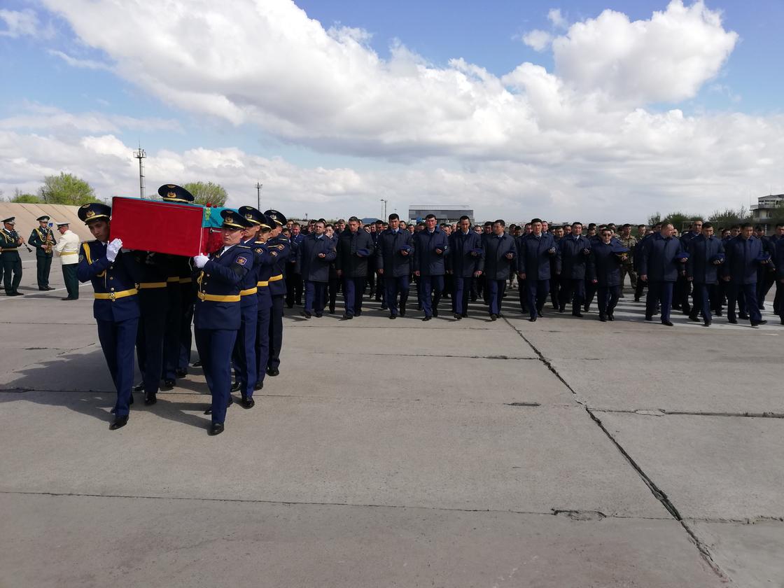 Крушение МИ-8: в Шымкент доставили останки майора Сабыра Токбаева