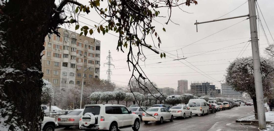 Первый снег в Алматы: осадки повлияли на ситуацию на дорогах мегаполиса (фото)