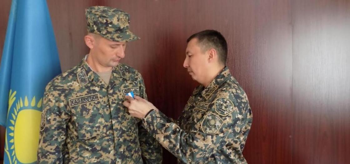 Военнослужащего Нацгвардии Казахстана , спасшего девочку в аэропорту Киева, наградили медалью