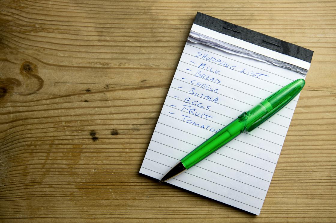 В блокноте ручкой написан список продуктов