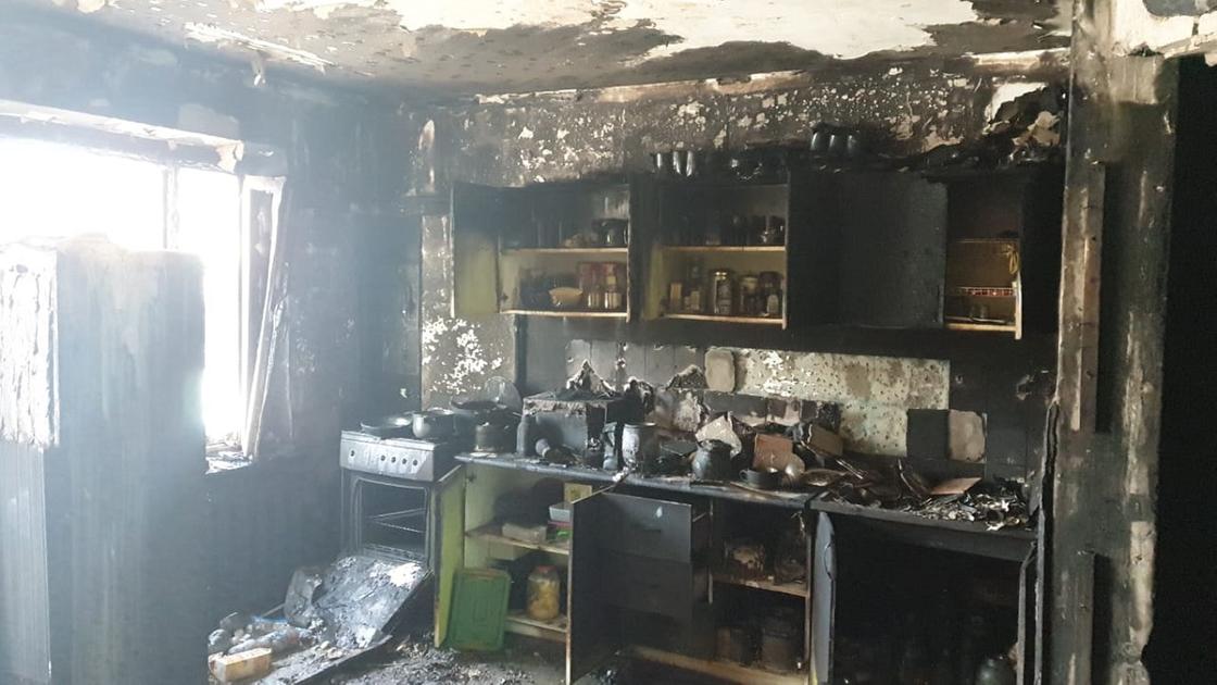 Тело женщины нашли в квартире дома после пожара в Нур-Султане (фото)