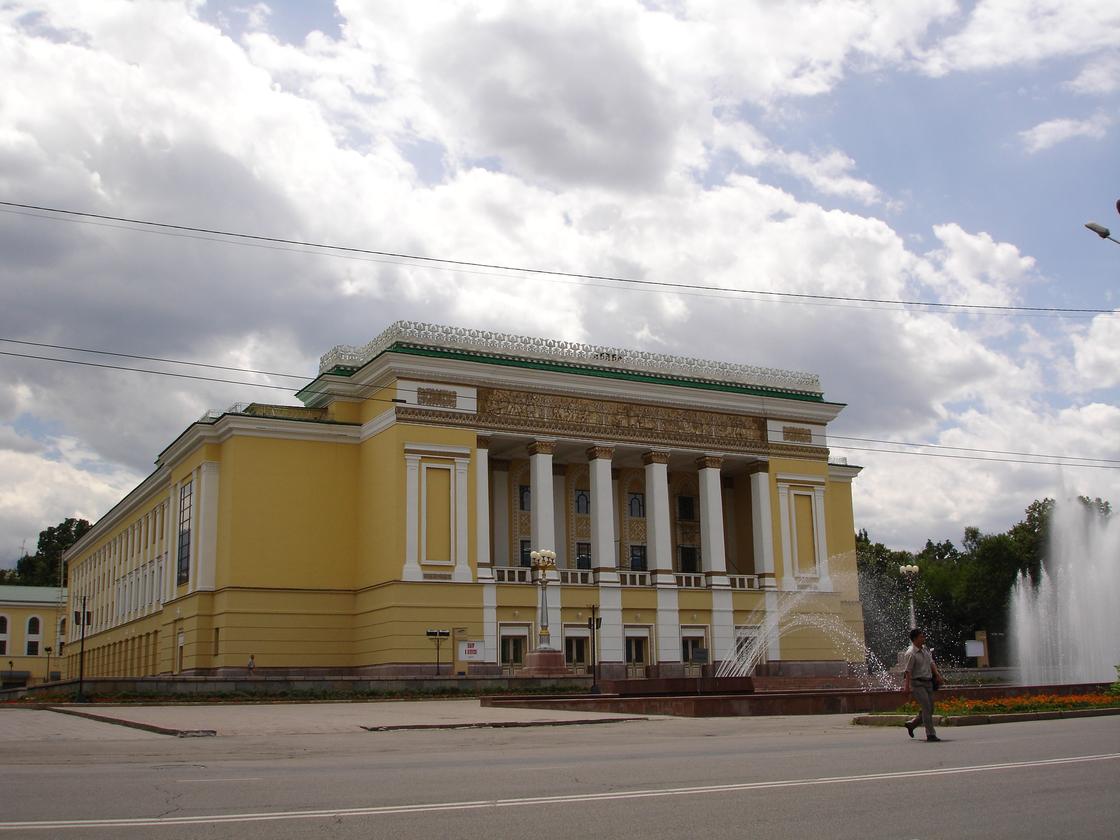 Казахский национальный театр оперы и балета имени Абая, фонтан перед входом