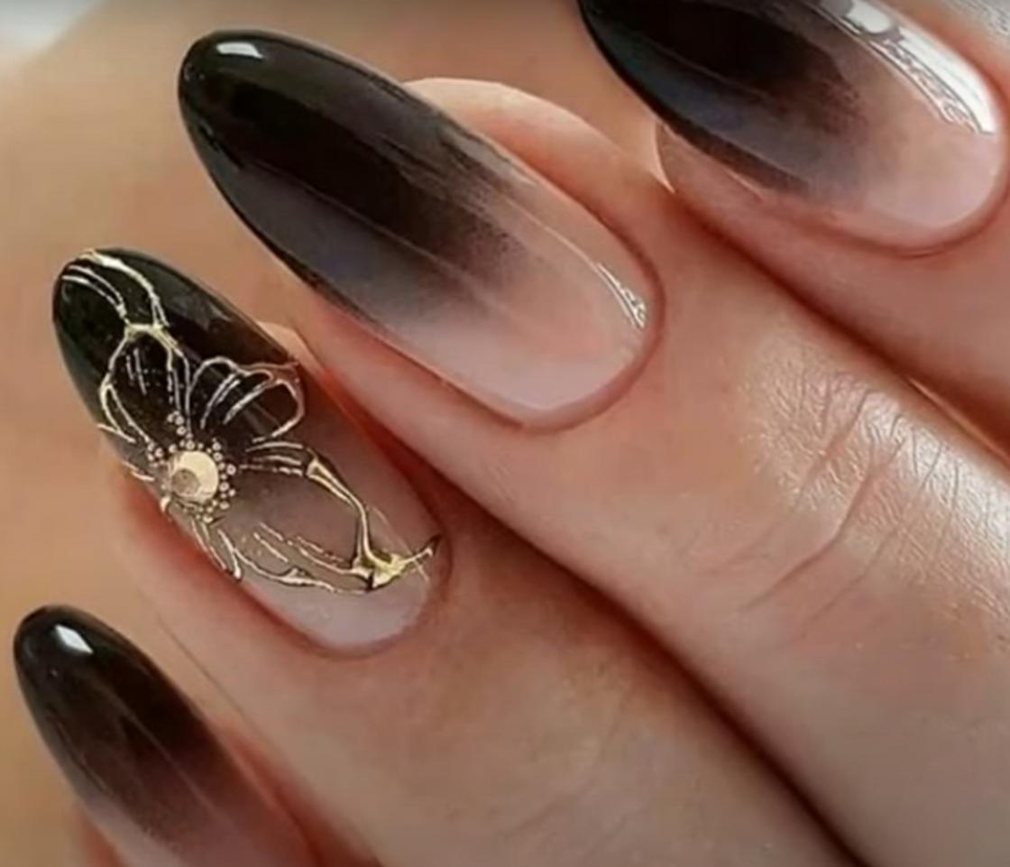 Овальные ногти с черно-нюдовым омбре и золотистым цветком на акцентном пальце