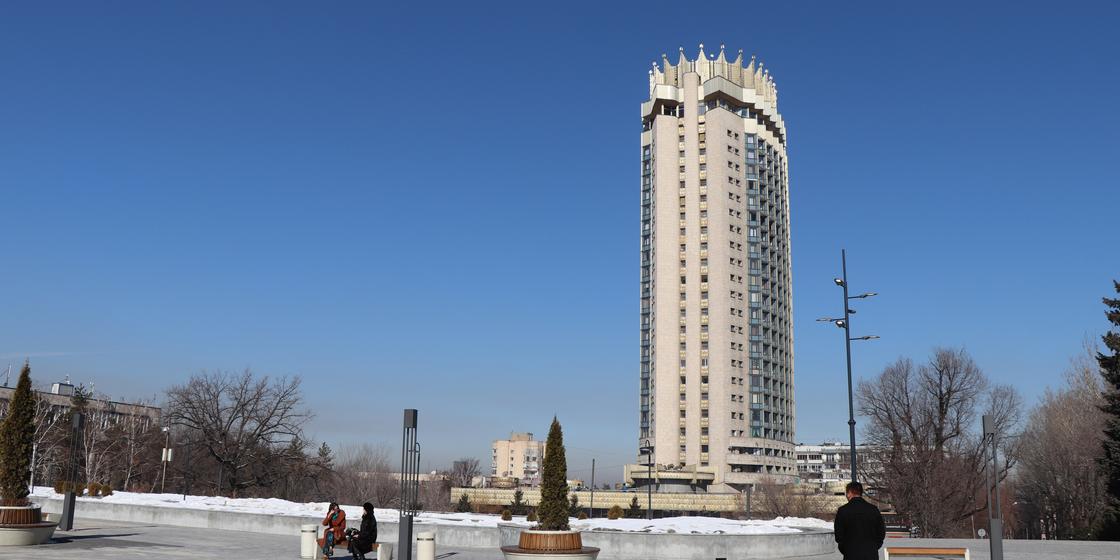 Казахстанцы рассказали, сколько стоит проживание в Алматы и Астане