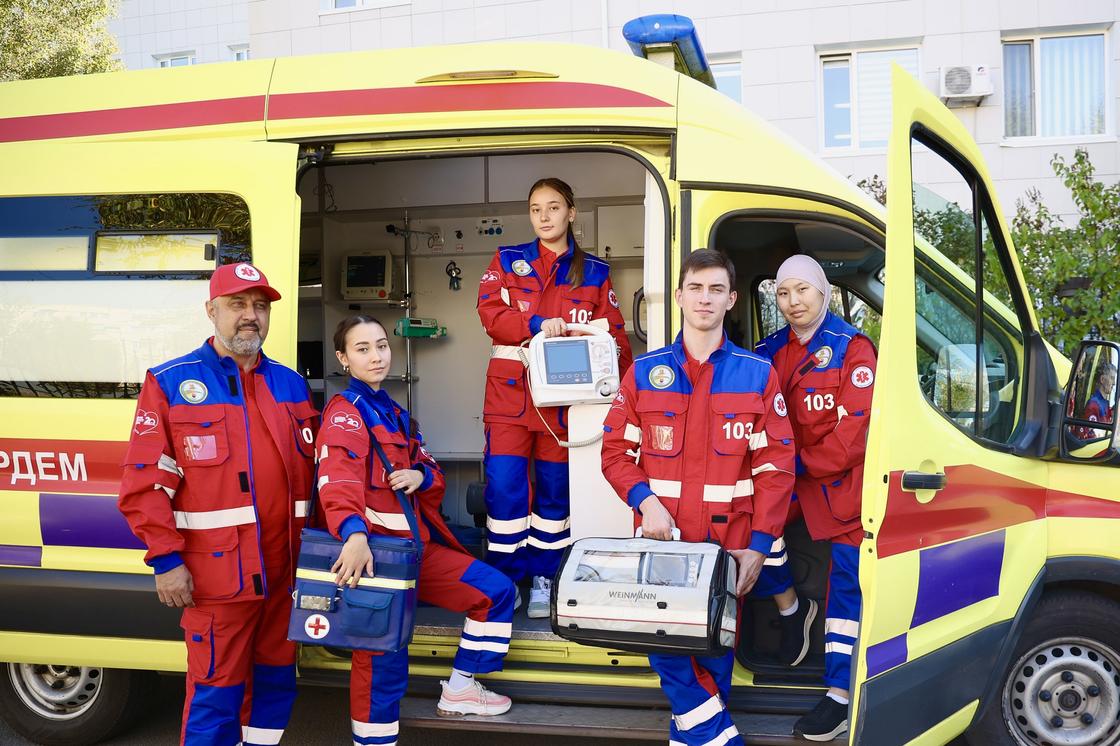 Home Credit Bank Қостанайдағы жедел жәрдем қызметкерлеріне 614 дана униформа табыстады