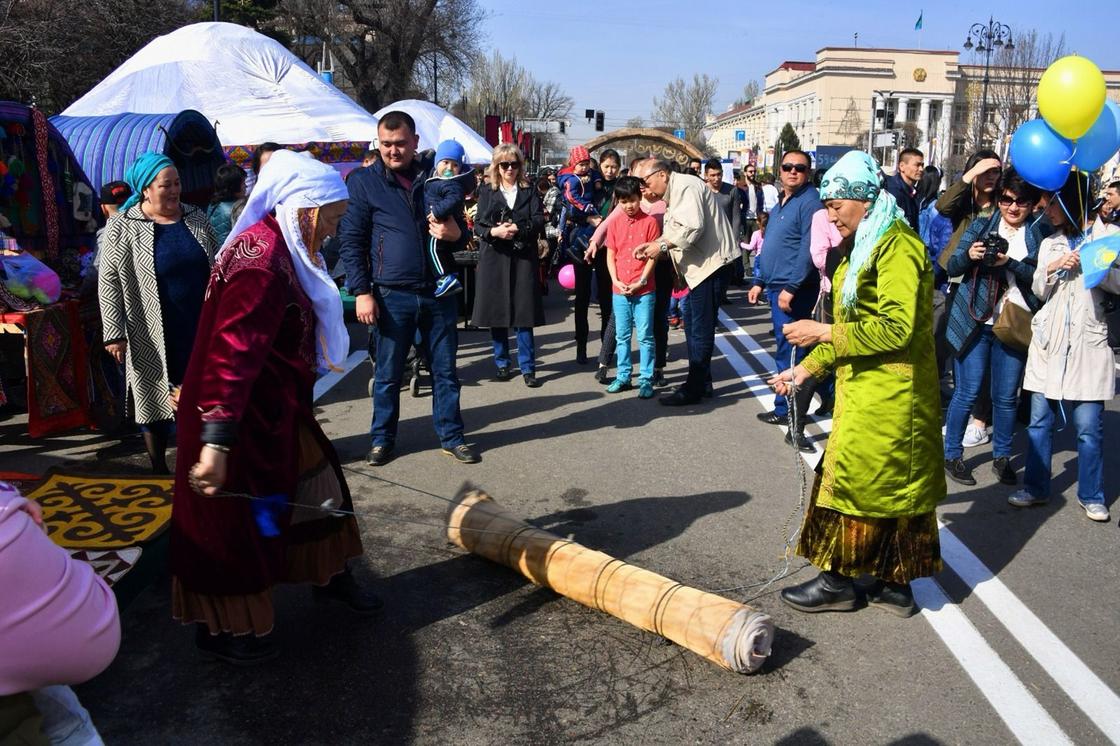 Киіз басып жатқан әжелер