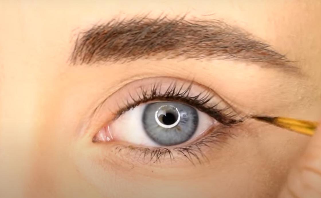 Красивый макияж для голубых глаз в домашних условиях