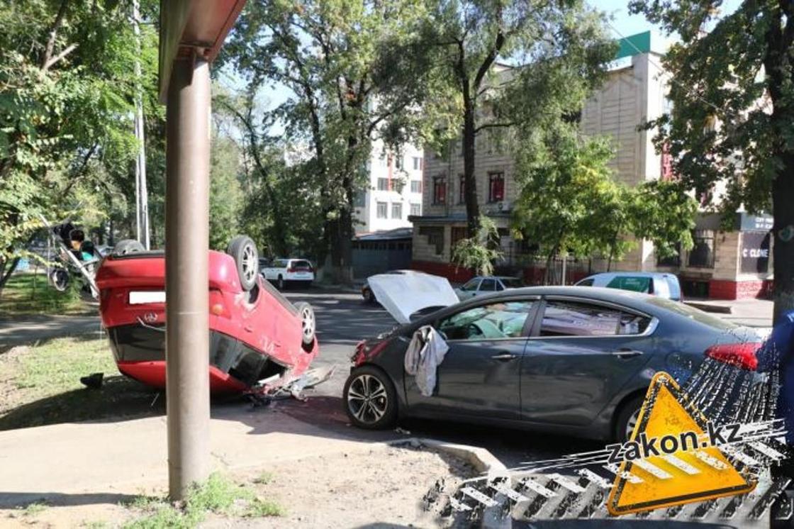 Легковушка перевернулась, снесла столб и светофор в Алматы (фото)